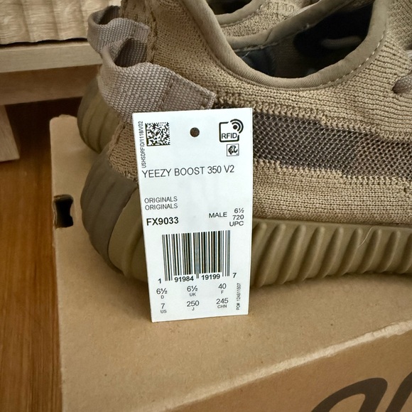Yeezy Boost 350 V2 - Picture 3 of 5